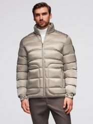 Pikowana męska kurtka z połyskiem i stójką – jasnopopielata V5. Szare kurtki Ombre Clothing, m, bez wzorów, z materiału, bez kaptura. Za 399.99 zł.