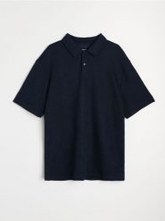 Żakardowa koszulka polo z krótkim rękawe - granatowy. Niebieskie koszulki polo sportowe Sinsay, l, bez wzorów, z żakardem, bez kołnierzyka, bez ramiączek. Za 49.99 zł.