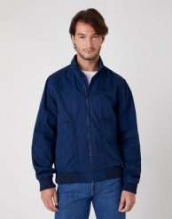 KURTKA PRZEJŚCIOWA WRANGLER THE BOMBER NAVY W4E16P114 112129121. Niebieskie kurtki Wrangler, m, bez wzorów, bez kaptura. Za 279.99 zł.