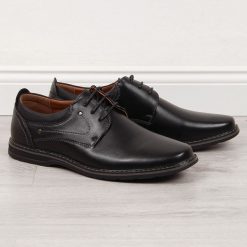 Półbuty męskie wizytowe czarne News. Czarne eleganckie półbuty NEWS, bez wzorów, ze skóry ekologicznej, bez obcasa, bez zapięcia. Za 139.99 zł.