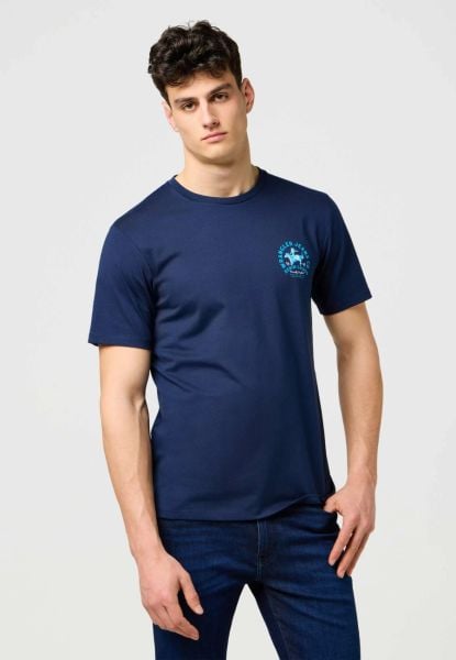 MĘSKA KOSZULKA WRANGLER SMALL GRAPHIC TEE NAVY 112371471. Niebieskie t-shirty Wrangler, m, bez wzorów, bez kołnierzyka, bez ramiączek. Za 79.99 zł.