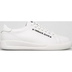 Versace Jeans - Buty. Białe buty sportowe casual Versace Jeans, bez wzorów, z gumy, z okrągłym noskiem, bez zapięcia. W wyprzedaży za 499.90 zł.