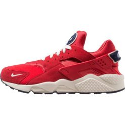 Nike Sportswear AIR HUARACHE RUN PRM Sneakersy niskie university red/sail/blackened blue/provence purple. Buty do biegania marki Nike Sportswear. Za 529.00 zł.