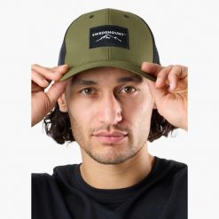 Czapka z daszkiem hiking unisex Swedemount Lofoten Trucker Cap II. Czarne czapki z daszkiem SWEDEMOUNT, bez wzorów. Za 79.99 zł.