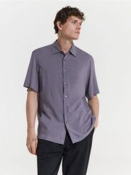 Koszula comfort fit z lyocellem - fioletowy. Fioletowe koszule Reserved, l, bez wzorów, z lyocellu, bez kołnierzyka, bez ramiączek. W wyprzedaży za 59.99 zł.