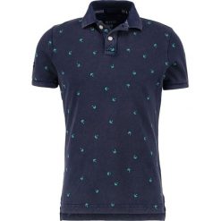 Superdry Koszulka polo richest navy. Koszulki polo marki Superdry. W wyprzedaży za 139.30 zł.