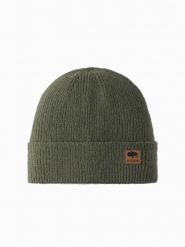 Dzianinowa czapka męska beanie z naszywką – oliwkowa V4 OM-ACWH-0123 - uniwersalny. Zielone czapki zimowe Ombre Clothing, z aplikacjami, z dzianiny. W wyprzedaży za 19.99 zł.