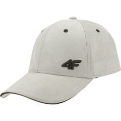 Czapka z daszkiem męska CAM001 - chłodny jasny szary. Botki sznurowane marki 4F. Za 39.99 zł.
