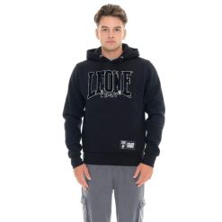 Herren-Winter-Kapuzenpullover zum Überziehen mit New Era 1947 Leone Flockdruck. Czarne bluzy LEONE 1947 APPAREL, bez wzorów, z bawełny, bez kaptura. W wyprzedaży za 132.85 zł.