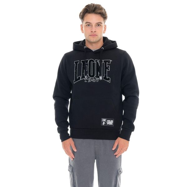 Herren-Winter-Kapuzenpullover zum Überziehen mit New Era 1947 Leone Flockdruck. Czarne bluzy LEONE 1947 APPAREL, bez wzorów, z bawełny, bez kaptura. W wyprzedaży za 162.09 zł.