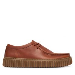 Półbuty Clarks. Brązowe eleganckie półbuty Clarks, bez wzorów, bez obcasa, bez zapięcia. Za 479.99 zł.