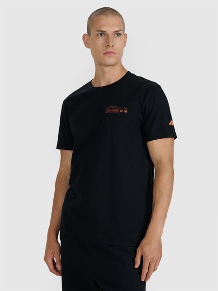 4F T-shirt regular z nadrukiem męski - czarny M. Czarne t-shirty 4F, m, bez wzorów, z bawełny, bez kołnierzyka, bez ramiączek. W wyprzedaży za 49.99 zł.