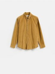 Sztruksowa koszula regular fit - bursztynowy. Pomarańczowe koszule Reserved, l, bez wzorów, z bawełny, bez kołnierzyka, bez ramiączek. Za 129.99 zł.