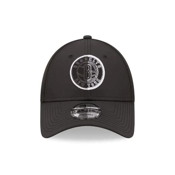Czapka z daszkiem New Era 9Forty Mesh. Czarne czapki z daszkiem New Era, bez wzorów, z meshu. Za 212.50 zł.
