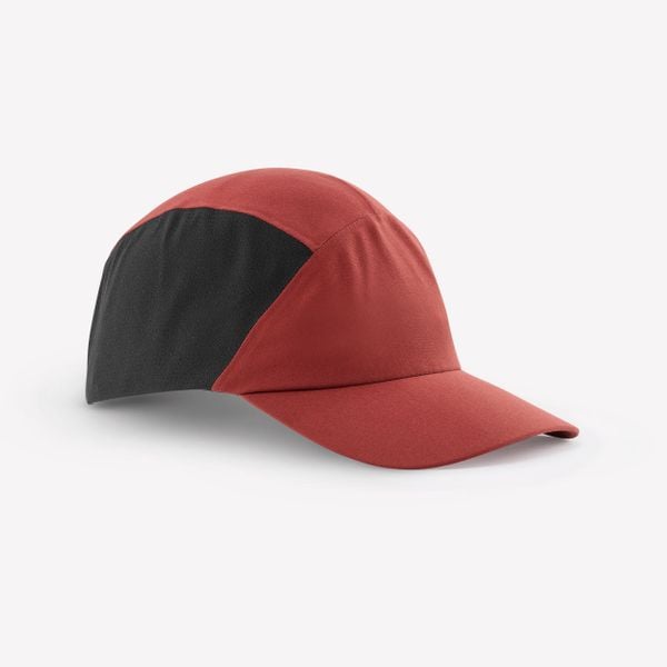 Czapka turystyczna z daszkiem Quechua Hike 500. Brązowe czapki z daszkiem FORCLAZ, w ażurowe wzory, z materiału. Za 39.99 zł.