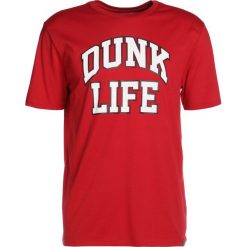 Jordan RISE BASKETBALL VERBIAGE TEE Tshirt z nadrukiem gym red/white. T-shirty sportowe marki Jordan. W wyprzedaży za 126.65 zł.
