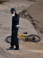 4F Spodnie dresowe joggery męskie - czarne S. Czarne joggery i bojówki 4F, m, bez wzorów, z dresówki. Za 189.99 zł.