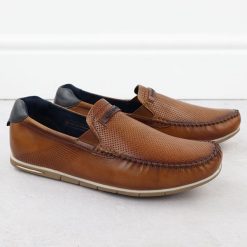 Skórzane mokasyny męskie komfortowe wsuwane brązowe Bugatti 321-A2X6G-4000. Brązowe mokasyny Bugatti, bez wzorów, z materiału, bez obcasa, bez zapięcia. Za 509.99 zł.