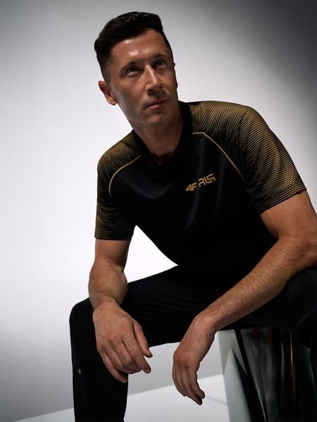 4F Koszulka treningowa szybkoschnąca męska 4F | Robert Lewandowski - czarna L. Czarne t-shirty 4F, l, bez wzorów, z materiału, bez kołnierzyka, bez ramiączek. Za 149.99 zł.