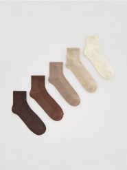 5 pack skarpet z wiskozą - beżowy. Brązowe skarpety Reserved, bez wzorów, z wiskozy. Za 59.99 zł.