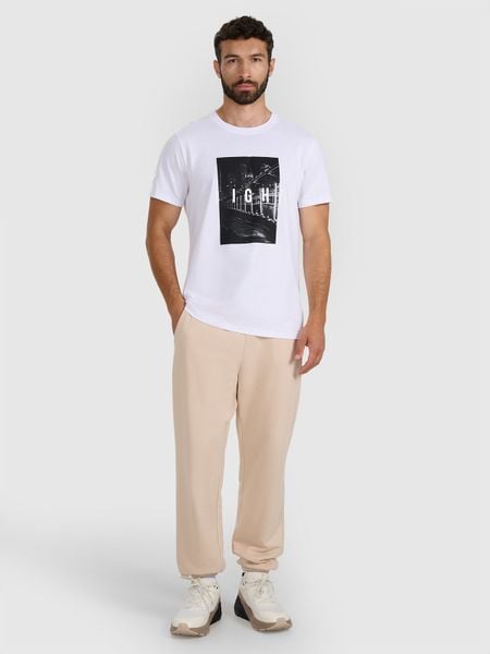 4F Spodnie dresowe joggery męskie - beżowe M. Brązowe joggery i bojówki 4F, na co dzień, m, bez wzorów, z bawełny, sportowe. Za 149.99 zł.