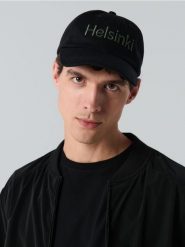 Czapka z daszkiem z haftowanym napisem - czarny. Czarne czapki z daszkiem Sinsay, bez wzorów. Za 19.99 zł.