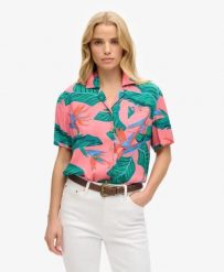 Superdry Koszula Beach Resort z 100% wiskozy, wzorzysta. Czerwone koszule Superdry, na lato, bez wzorów, z wiskozy, bez kołnierzyka, bez ramiączek. Za 215.10 zł.