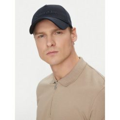 Czapka z daszkiem Calvin Klein. Niebieskie czapki z daszkiem CALVIN KLEIN, bez wzorów. Za 99.99 zł.