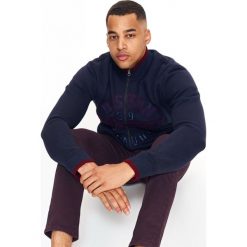 BLUZA ROZPINANA MĘSKA ZE STÓJKĄ I APLIKACJĄ. Bluzy marki TOP SECRET. W wyprzedaży za 89.99 zł.