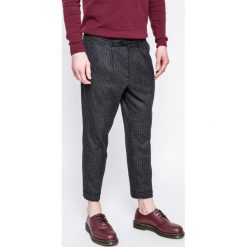 Guess Jeans - Spodnie. Spodnie materiałowe marki Guess Jeans. W wyprzedaży za 159.90 zł.