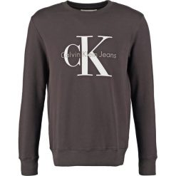 Calvin Klein Jeans CREW NECK Bluza meteorite. Bluzy Calvin Klein Jeans. W wyprzedaży za 359.20 zł.