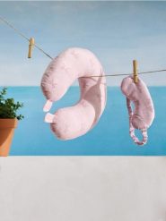 Poduszka podróżna i maska do spania z motywem kokard - różowy. Czerwone piżamy Sinsay, bez wzorów, bez ramiączek. Za 25.99 zł.