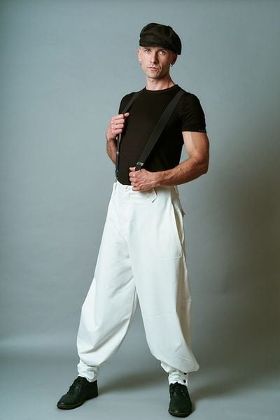 Spodnie Cwaniaki Śmietankowe Męskie. Białe spodnie materiałowe Hultaj Polski, na co dzień, l, bez wzorów, z bawełny, casualowe, z standardowym stanem. Za 489.00 zł.