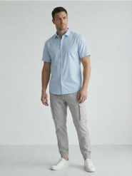 Spodnie jogger cargo ze wzorem moro - szary. Szare joggery i bojówki Sinsay, bez wzorów. Za 59.99 zł.