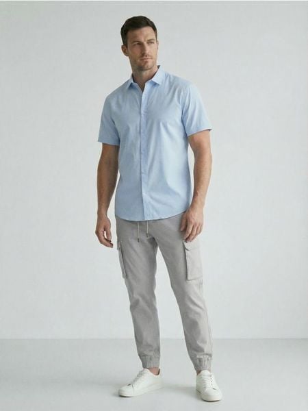 Spodnie jogger cargo ze wzorem moro - szary. Szare joggery i bojówki Sinsay, bez wzorów. Za 59.99 zł.