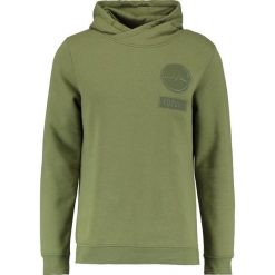 Jack & Jones JCOBADGE HOOD Bluza z kapturem capulet olive. Bluzy z kapturem marki Jack & Jones, m, z bawełny, z kapturem. W wyprzedaży za 152.10 zł.
