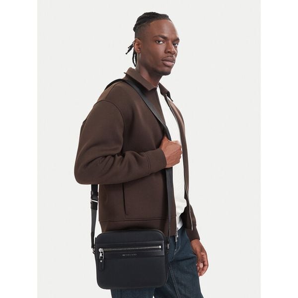 Saszetka MICHAEL Michael Kors. Czarne saszetki i nerki MICHAEL Michael Kors, bez wzorów. Za 920.99 zł.