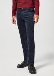 WRANGLER MĘSKIE SPODNIE SZTRUKSOWE GREENSBORO DARK NAVY 112358044 W15Q008616. Niebieskie jeansy Wrangler, l. Za 219.99 zł.