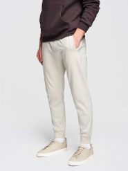 Męskie spodnie dresowe ze ściągaczem przy nogawce BASIC jogger - kremowe V11 - Rozmiar: S. Białe joggery i bojówki Ombre Clothing, m, z aplikacjami, z bawełny. W wyprzedaży za 118.99 zł.