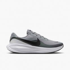Buty sportowe męskie Nike Revolution 8. Czarne buty do biegania Nike, bez wzorów, bez zapięcia, do biegania, nike revolution. Za 251.99 zł.