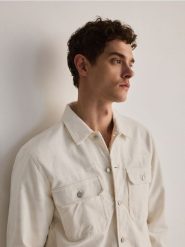 Sztruksowa kurtka z kołnierzem - złamana biel. Kurtki Reserved, l, bez wzorów, z bawełny, bez kaptura. W wyprzedaży za 59.99 zł.