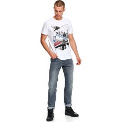 T-SHIRT Z NADRUKIEM. Białe bluzki z długim rękawem TOP SECRET, l, bez wzorów, z bawełny, bez kołnierzyka, bez ramiączek. Za 19.99 zł.