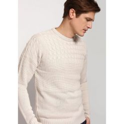 SWETER DŁUGI RĘKAW MĘSKI. Niebieskie swetry nierozpinane TOP SECRET, na zimę, l, bez wzorów, z dzianiny, bez kołnierzyka, bez ramiączek. W wyprzedaży za 49.99 zł.