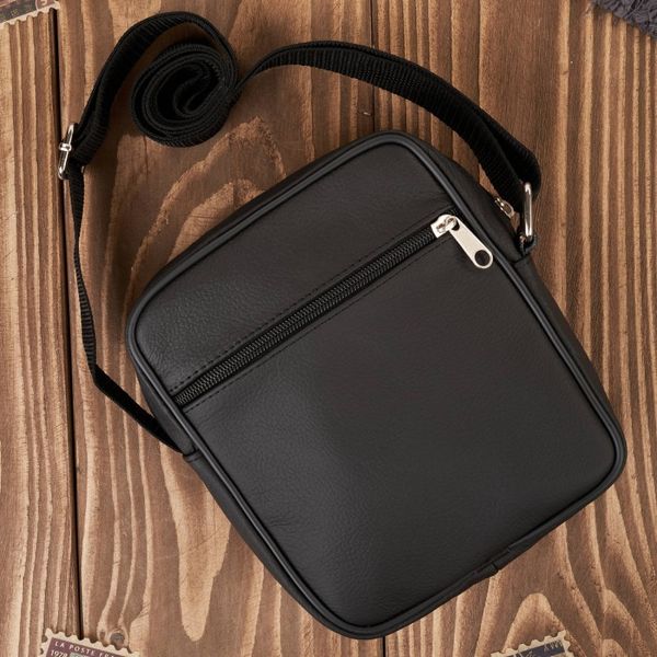 Saszetka męska skórzana na ramię czarna miejska Abruzzo ABR-44. Czarne torby na ramię bez wzorów, ze skóry, na ramię, bez dodatków. Za 99.00 zł.