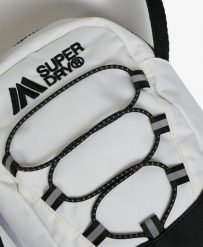 Superdry Outdoor Crossbody Bag – Mała wytrzymała torba na ramię z nylonu –. Białe torby na ramię Superdry, bez wzorów, z materiału, na ramię, małe, bez dodatków. Za 174.80 zł.