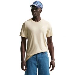 Koszulka męska Nike Club Tee - bawełniana, regular fit, krótki rękaw. Brązowe bluzki z długim rękawem Nike, m, bez wzorów, z bawełny, bez kołnierzyka, bez ramiączek. Za 127.97 zł.