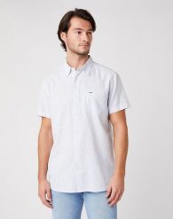 KOSZULA MĘSKA WRANGLER SS 1PKT SHIRT CERULEAN BLUE W5J6OFXVT 112130188. Niebieskie koszule Wrangler, m, bez wzorów, bez kołnierzyka, bez ramiączek. Za 129.99 zł.
