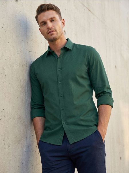 Gładka koszula basic - zielony. Zielone koszule Sinsay, l, bez wzorów, bez kołnierzyka, bez ramiączek. Za 39.99 zł.