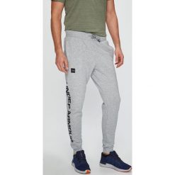 Under Armour - Spodnie Rival. Spodnie treningowe długie Under Armour. W wyprzedaży za 179.90 zł.