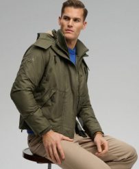 Superdry Kurtka Hooded Arctic Windcheater z recyklingowanego poliestru. Zielone kurtki Superdry, m, bez wzorów, z polaru, bez kaptura. Za 496.35 zł.
